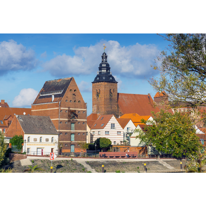 Source caption: "Speicher Havelvorland 1 und Stadtkirche St. Laurentius, Kirchplatz in Havelberg" -- the Laurentiuskirche in the centre of the image, with the Dom in the background, right side