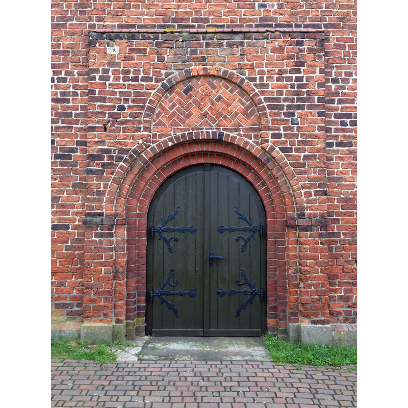 Source caption: "Dorfkirche Neuenklitsche, Westportal mit vierfacher Abstufung und Überfang-Blendbogen. Portal nach Restaurierung der Türflügel im Mai 2015"