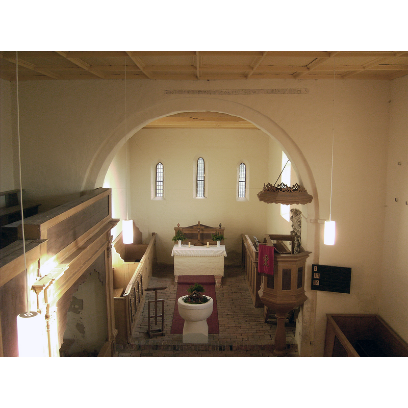 Source caption: "Dorfkirche Neuenklitsche, Innenraum - Blick von der Empore" -- showing the baptismal font in the foreground