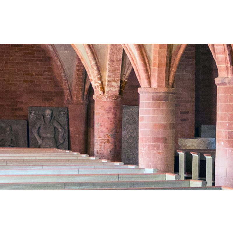 only a partial view of the basin is discernible on the right of the image, between the two pillars