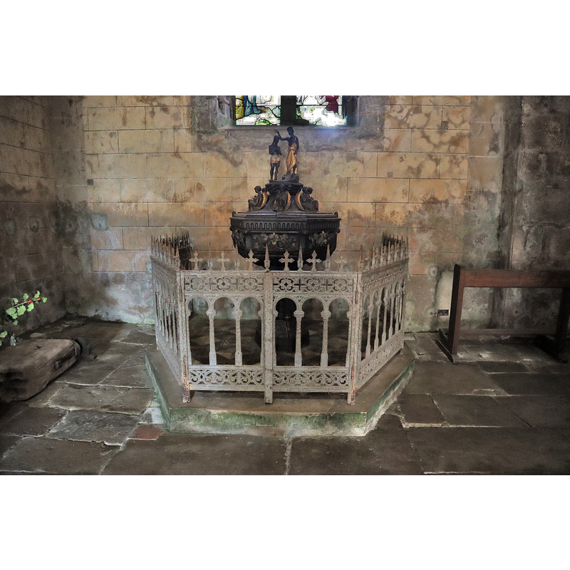Source caption: "Intérieur de l'église Saint-Vincent de Mont-Saint-Vincent (71). Fonts baptismaux." -- the 18thC(?) baptismal font in use