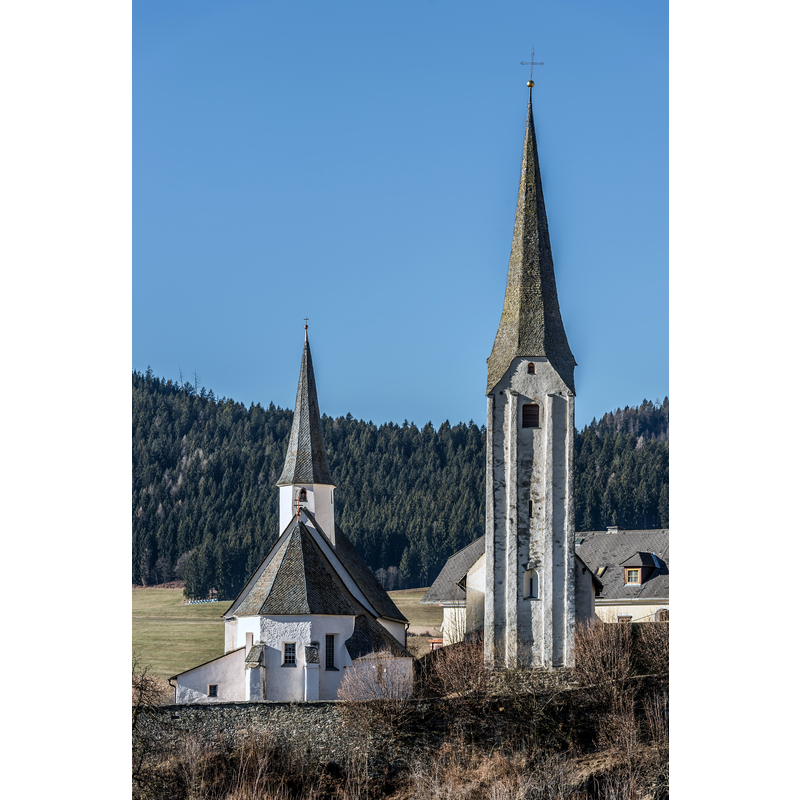 Source caption: "Pfarrkirche hl. Martin in Sörg 12, Marktgemeinde Liebenfels, Bezirk Sankt Veit, Kärnten, Österreich, EU" -- on the left the late-Gothic church; on the right the Romanesque "Chorturm"