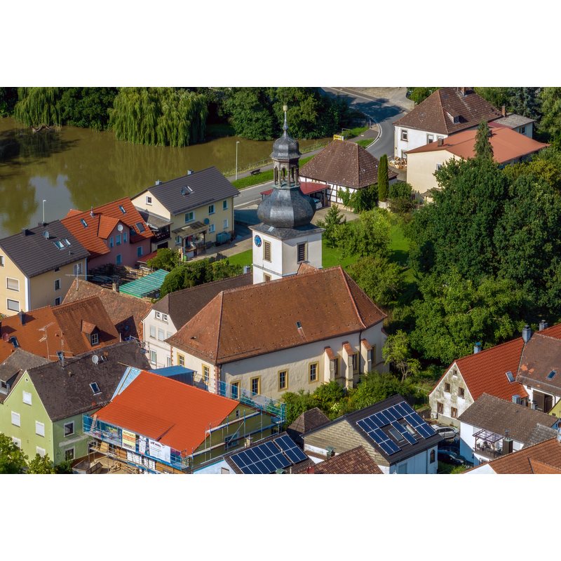 Source caption: "Evangelisch-lutherische Pfarrkirche St. Laurentius in Aschbach, Luftbild"