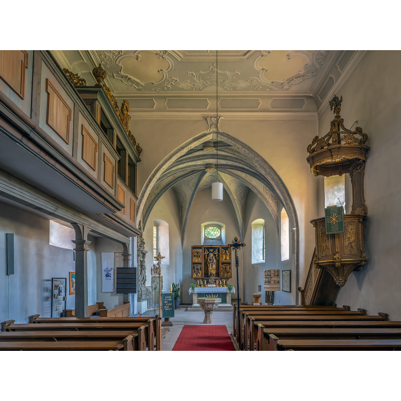 Source caption: "Innenraum der evangelischen Kirche St. Laurentius in Aschbach" -- showing the baptismal font at the far [east] end of the centre aisle