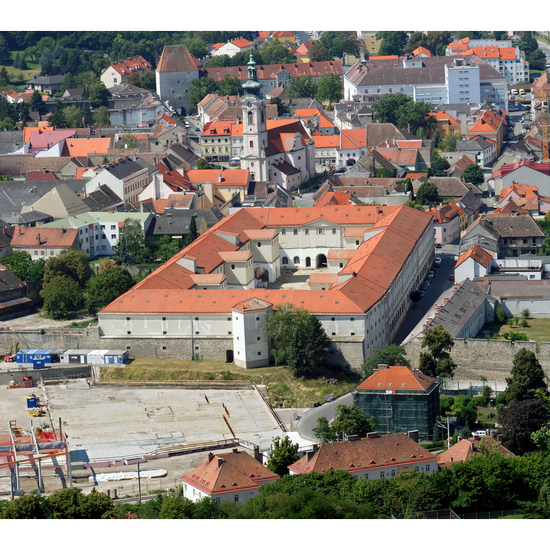 Source caption: "Ehemaliges Franziskanerkloster in Hainburg an der Donau, Niederösterreich, Österreich" -- showing the Pfarrkirche hl. Philippus und Jakobus behind the former Franciscan monastery