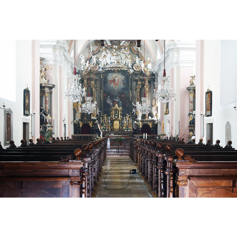 Source caption: "Stadtpfarrkirche in Hainburg (Donau), Innenansicht."