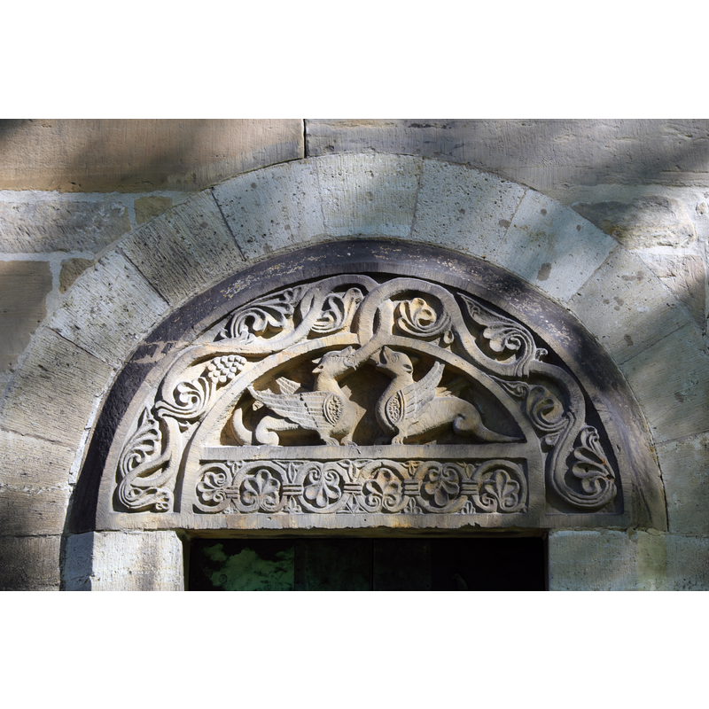 Source caption: "Katholische Augustinerstiftskirche St. Pankratius in Hamersleben (Am Großen Bruch) im Landkreis Börde in Sachsen-Anhalt/Deutschland, Tympanon des südlichen Seitenschiffsportals mit zwei Drachen"