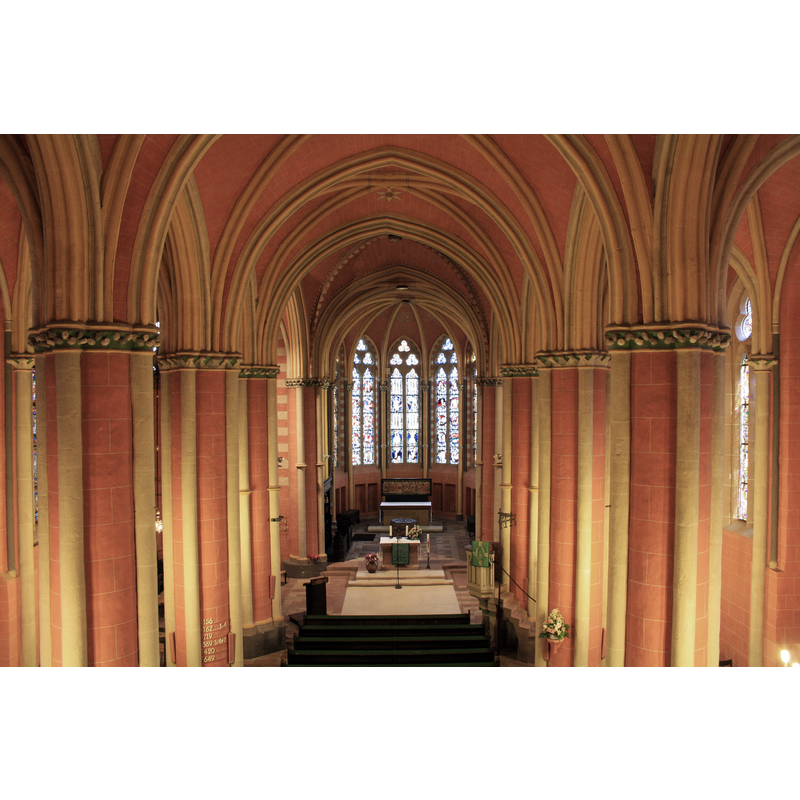 Source caption: "Die Stiftskirche in Wetter, innen. Blick von der Orgel-Empore im Westen aufs Mittelschiff in Richtung Osten."