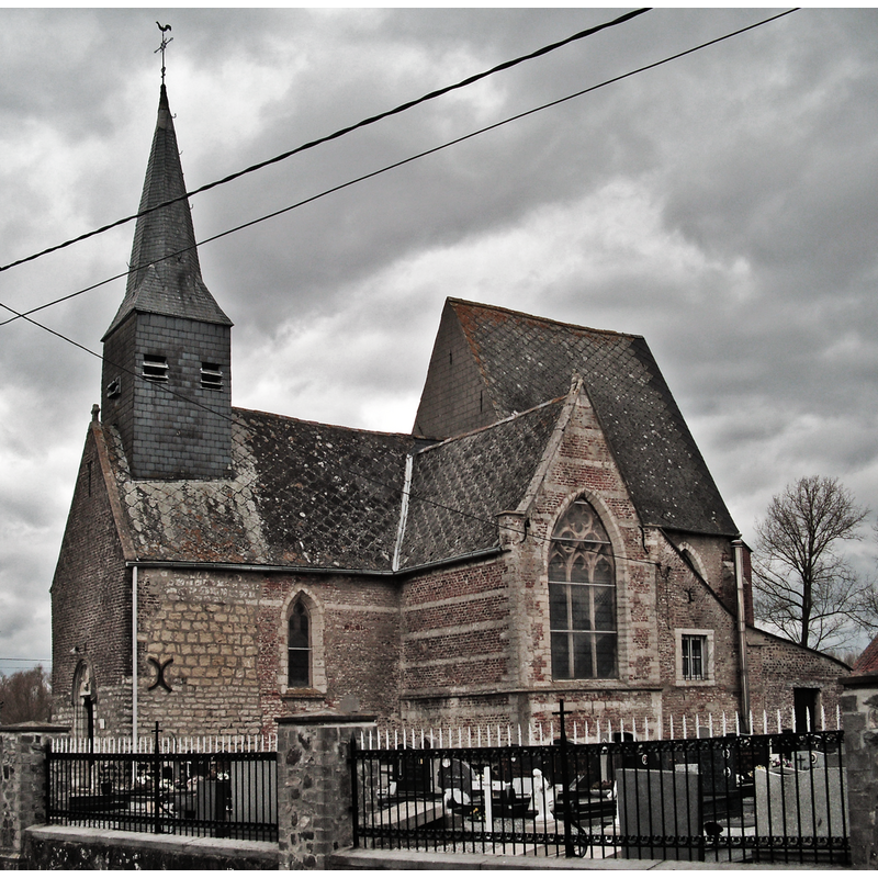 Source caption: "Onze-Lieve-Vrouw-Kerk of Kapel - Bosstraat - Zoutleeuw - Vlaams-Brabant - Vlaanderen - Belgïë. Een voormalige kapel van een klooster (1559). Ook Onze Lieve Vrouw van de Zeven Weeën genoemd. Dit gotisch, overwegend 16de-eeuwse kerkje (1510-1559) bestaat uit één beuk, een korte dwarsbeuk en een rechthoekig koor. De muren geven een afwisseling van baksteen en natuursteen. Boven het schip rijst een eenvoudige dakruiter uit en het koor heeft een steil zadeldak. Het boogveld boven de deur is verfraaid met een lobmotief. Daarboven zien we een hardstenen kruisbeeld en het jaartal 1559. Het kerkje is de voormalige kapel van het Klooster van de Zeven Weeën en werd verbouwd in 1735 en 1765."
