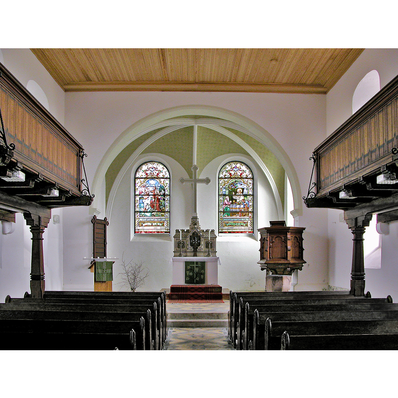 Source caption: " Knobelsdorf (Waldheim; bis 2012 Ziegra-Knobelsdorf): Dorfkirche [...] Im Kern romanische Saalkirche, in gotischer Zeit erneuert, 1893 nach Plänen des Architekten Theodor Quentin stark verändert. Im Chor befinden sich zwei Rundbogenfenstern mit farbiger Bleiverglasung von 1917, gestaltet vom Dresdner Glasmaler Bruno Urban. Links ist die Taufe Christi dargestellt, rechts speist der auferstandene Christus mit zwei Jüngern. Der ursprüngliche spätgotische Schnitzaltar ist im Februar 1945 in Dresden verbrannt."