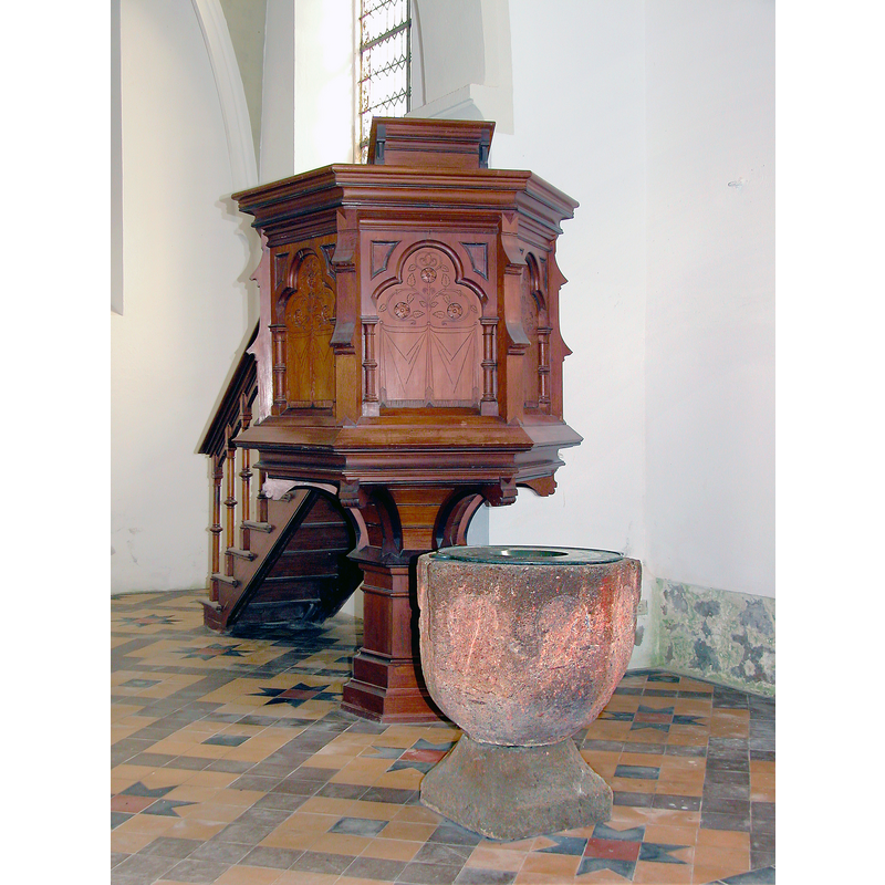 Source caption: " Knobelsdorf (Waldheim; bis 2012 Ziegra-Knobelsdorf): Dorfkirche [...] Im Kern romanische Saalkirche, in gotischer Zeit erneuert, 1893 nach Plänen des Architekten Theodor Quentin stark verändert. Romanischer Taufstein aus rotem Porphyr. Neogotische Kanzel von 1893."