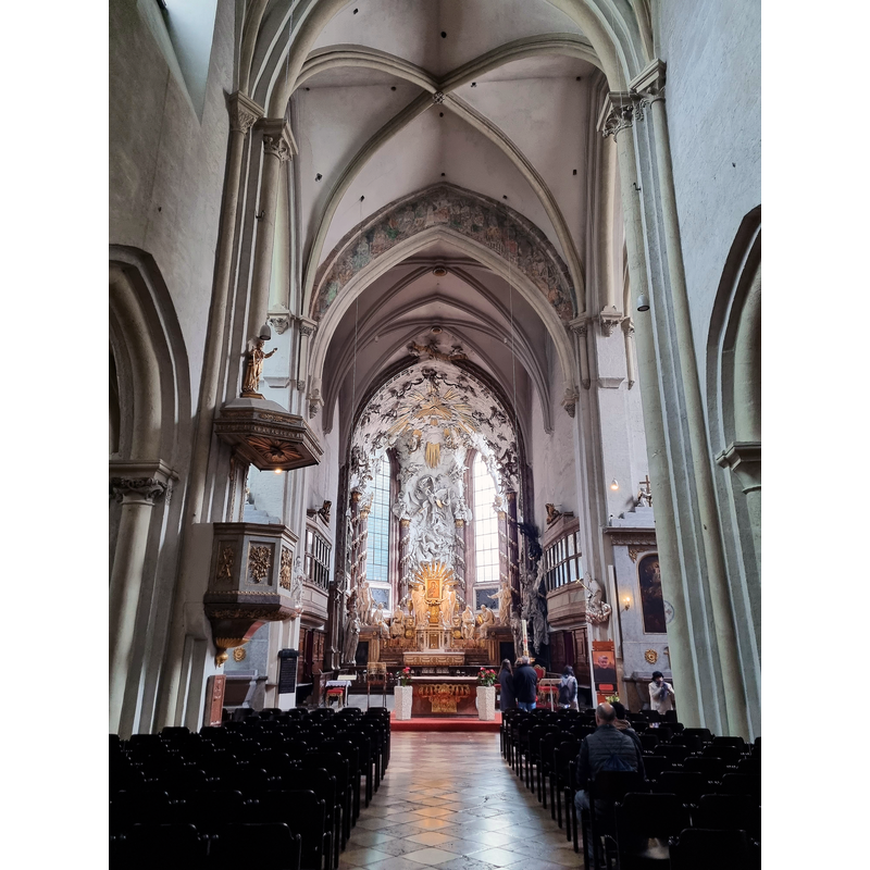 Source caption: "vnitřek kostela sv. Michala (Vídeň, Rakousko)."