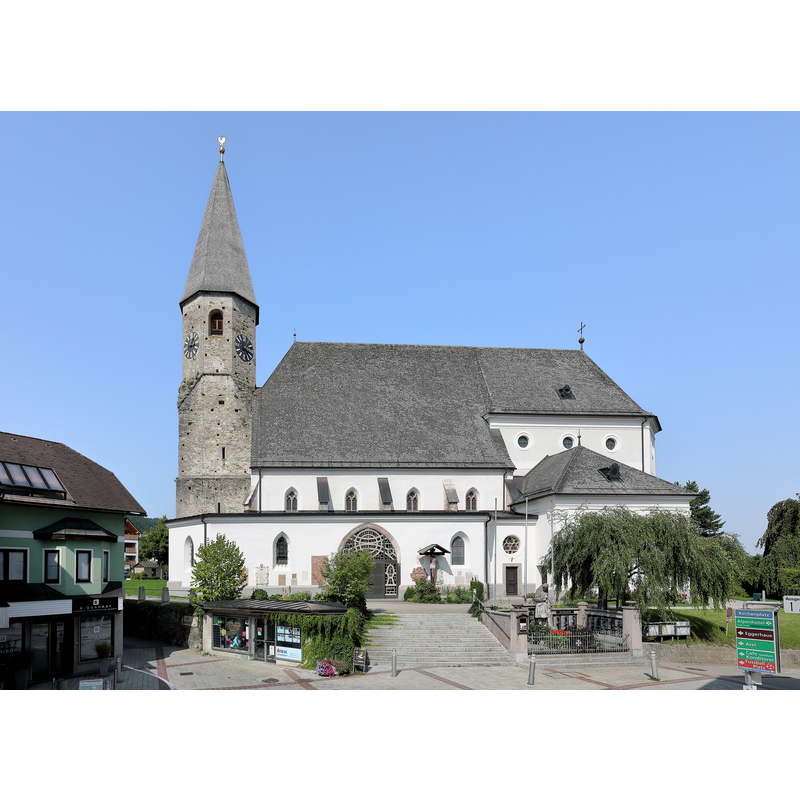 Source caption: "Südansicht der röm.-kath. Pfarrkirche hl. Benedikt in der oberösterreichischen Marktgemeinde Altmünster. Der massive Westturm wurde um 1300 errichtet, das dreischiffige Langhaus um 1470/80 und der Chor von 1625 bis 1629. Südseitig an die Kirche ist eine Vorhalle mit Sternrippengewölbe angebaut. An diese schließt westlich die Beichtkapelle und östlich die Allerheiligenkapelle an."