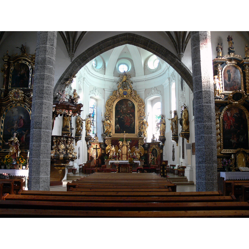 Source caption: "Altmünster ( Oberösterreich ). Kath. Pfarrkirche hl. Benedikt: Blick in den Altarraum ( 1625-1629 )"