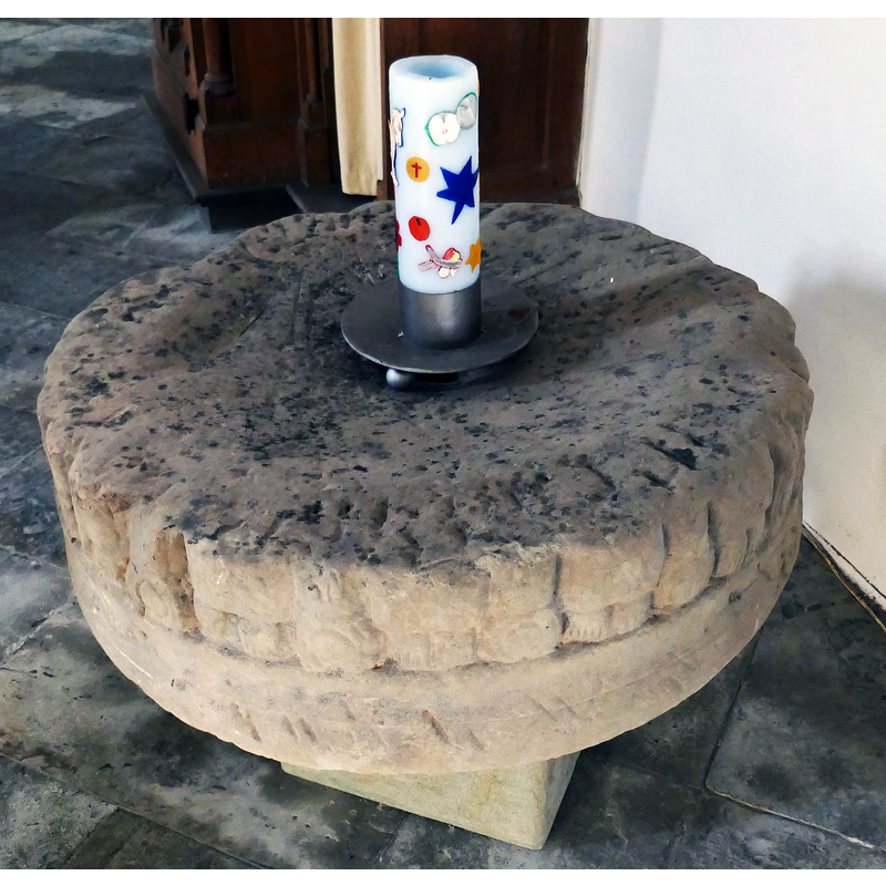 Source caption: "St. Pankratius Hoinkhausen, Fragment eines romanischen Taufsteins" -- only the lower end of the figures that filled the basin sides has survived
