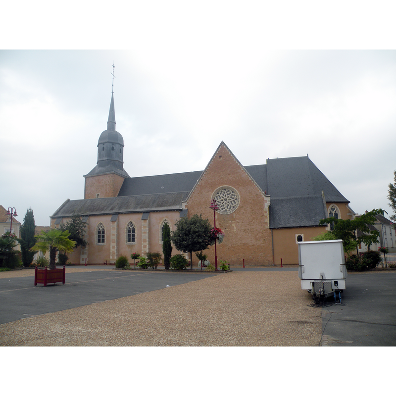 Source caption: "Façade sud de l'église Saint-Martin de Beaufay."