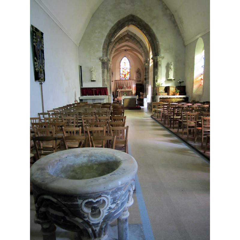 Source caption: "Église Saint-Georges de Montchaton - Nef" -- showing the baptismal font in the foreground