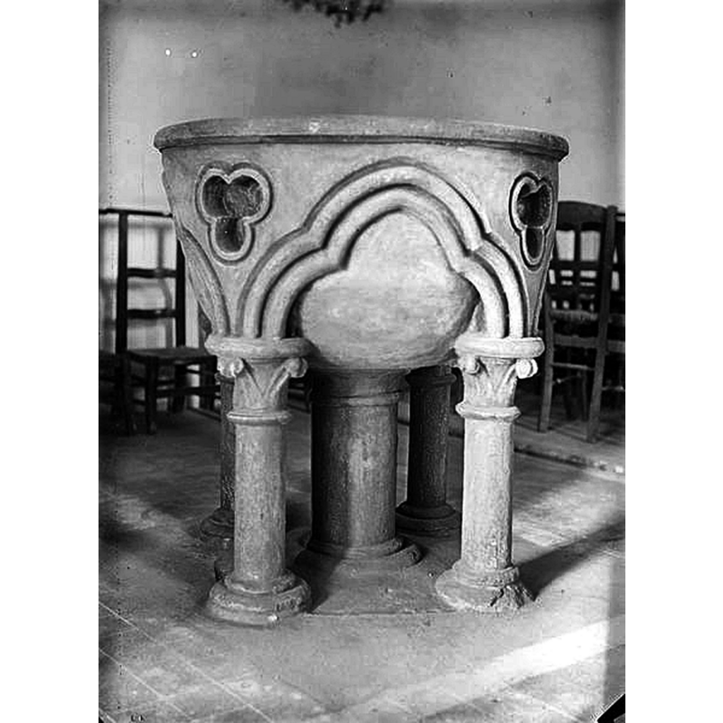 Source caption: "Fonts baptismaux, vue générale. Après restauration"