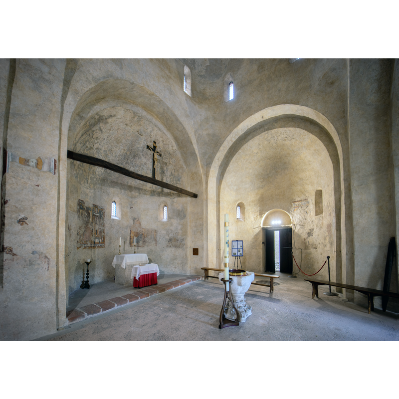 Source caption: "Battistero di Biella, interno" -- showing the baptismal font in the centre