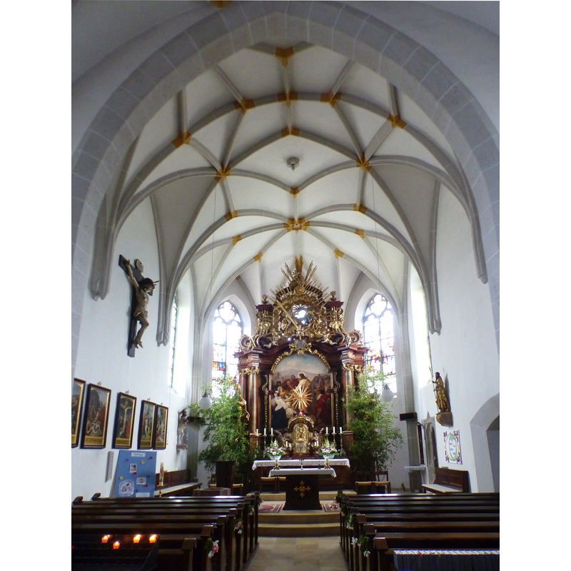 Source caption: "Roitham ( Oberösterreich ). Kath. Pfarrkirche hl. Jakob der Ältere - Innenraum." -- the top of the font is discernible at the far end of the left [north] bank of benches