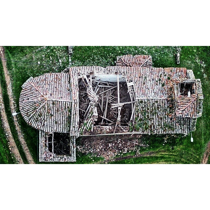 Source caption: "glesia de San Bartolomé de La Barbolla, en el municipio de Quintana Redonda (Soria) [...] el pasado 9 de noviembre se derrumbó parte de la techumbre de la única nave de la que dispone el templo. Además la grieta y el abombamiento del muro sur no predicen nada bueno para el inmueble. Si ahora se adoptan medidas preventivas, evitaremos que desaparezca una joya del patrimonio español. El inmueble afronta el duro invierno soriano a descubierto."