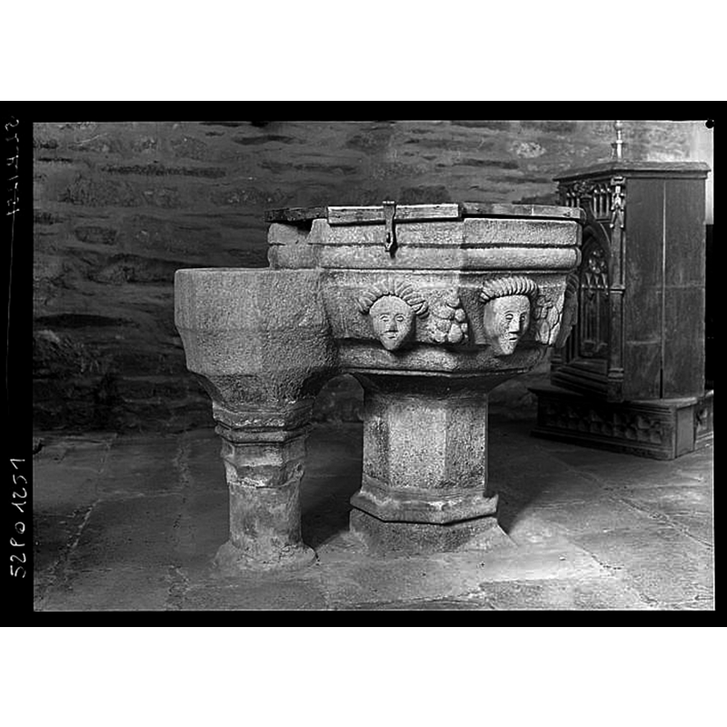 Source caption: "Fonts baptismaux en pierre 15e siècle [...] Saint-Jean-du-Doigt" [NB: although so described in the source this font appears to be mislabelled]