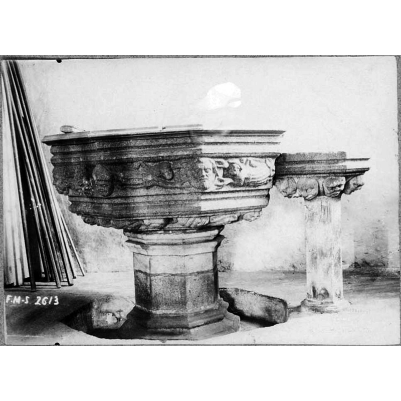 Source caption: "fonts baptismaux, vue générale("
