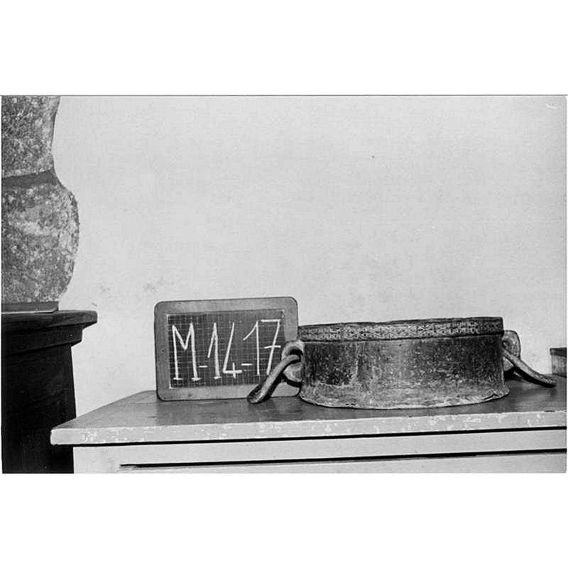 Source caption: "Fonts baptismaux (cuve baptismale" -- the metal basin insert is also a liste object