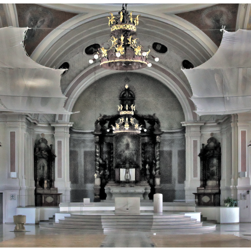 Source caption: "Während der Renovierung leerer Kircheninnenraum von St. Martinus, Kirchplatz / Martinusplatz in Haren (Ems)" -- the medieval font is visible in the bottom-left corner of the image