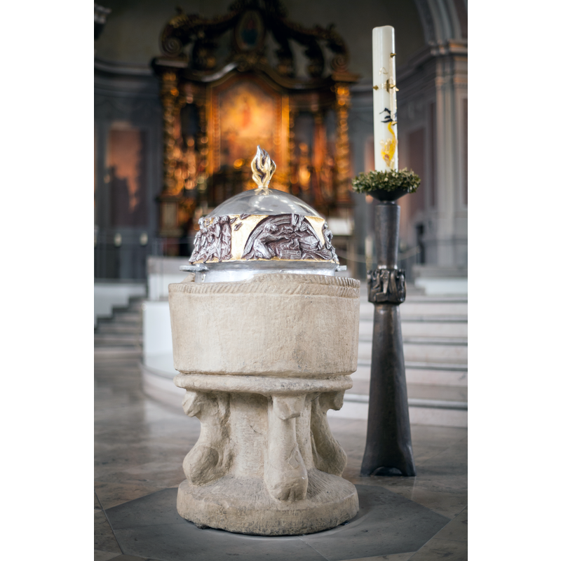 Source caption: "Taufbecken und Kerzenständer in der Pfarrkirche St. Martinus (Emsland-Dom) in Haren (Ems)."