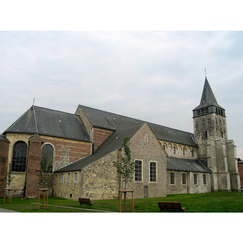 Source caption: "Orp-le-Grand (Belgique), église dédiée à Sainte-Adèle et Saint Martin (XIIe siècle) / Oû-l'-Grand (Bèljike), èglîje Sinte-Adèle èt Sint-Maurtin (XIIin.me sièke) / Orp-le-Grand (België), Sint-Adela en Martinuskerk (XIIde eeuw)"