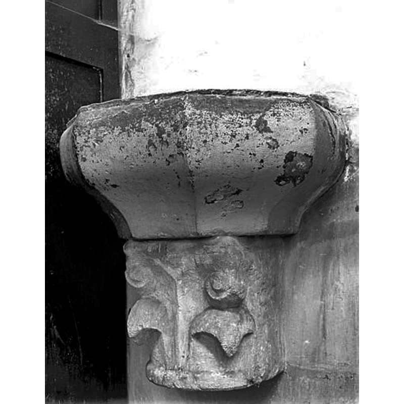 Source caption: "Montfort-l'Amaury (78), église Saint-Pierre, bénitier 2"