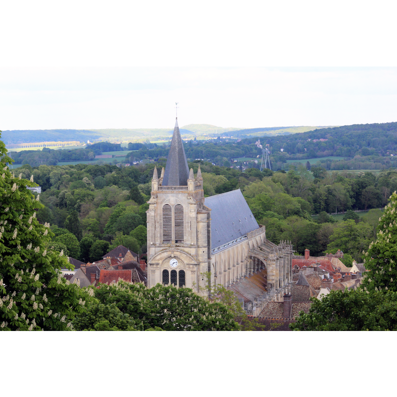 Source caption: "Église Saint-Pierre de Montfort-l'Amaury‎."