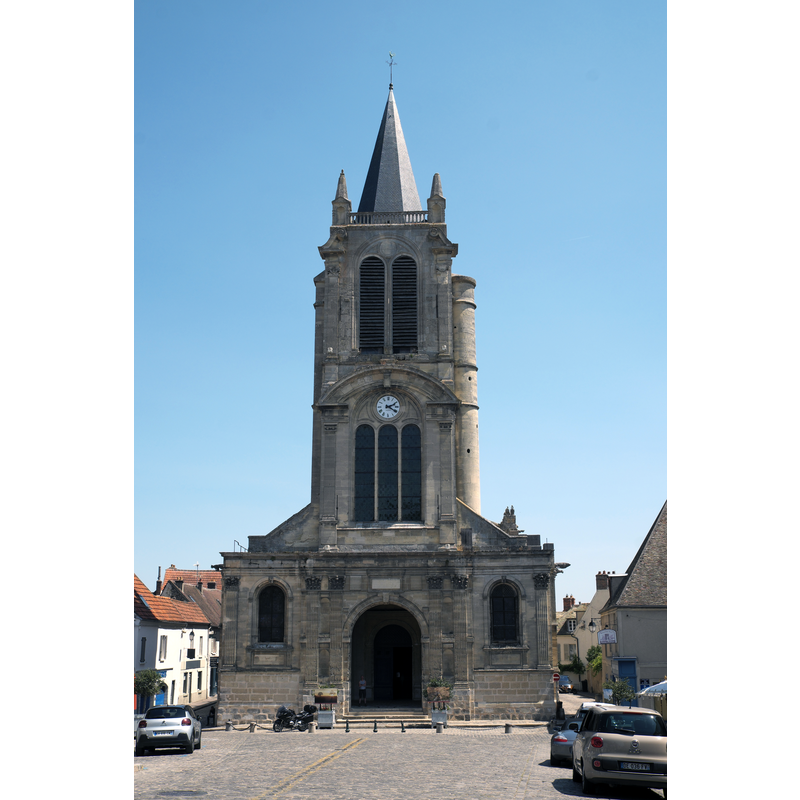 Source caption: "Katholische Pfarrkirche Saint-Pierre in Montfort-l'Amaury im Département Yvelines (Region Île-de-France/Frankreich), Westfassade"