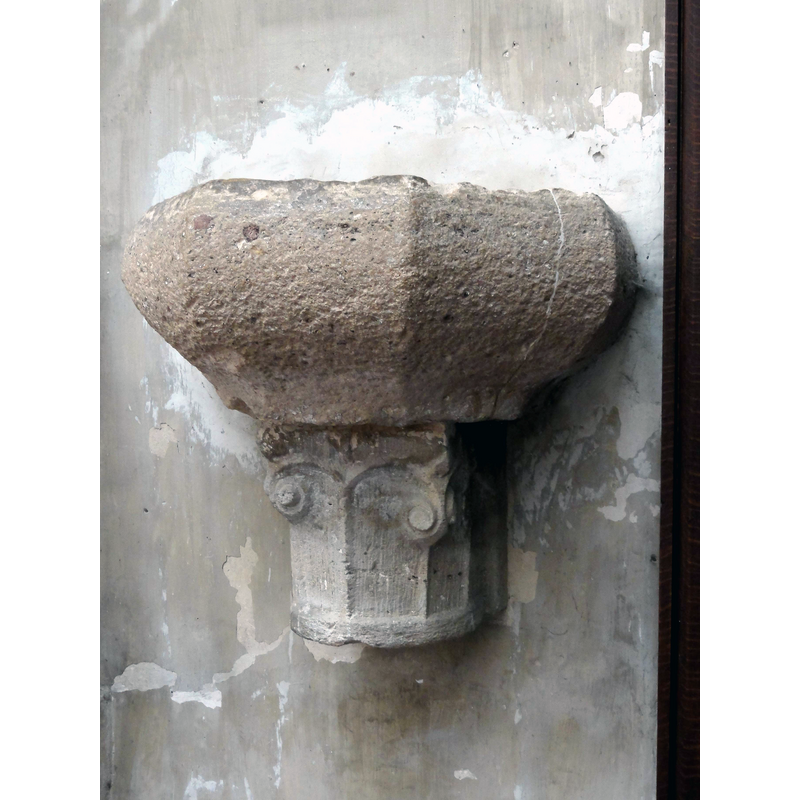 Source caption: "Montfort-l'Amaury (78), église Saint-Pierre, bénitier 1"
