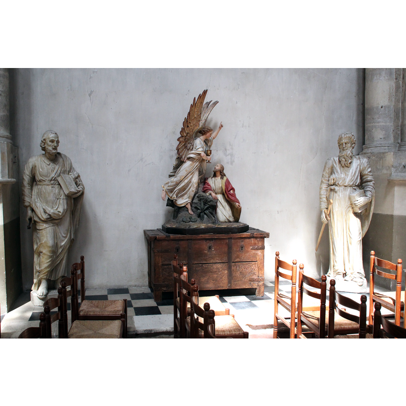 Source caption: "Église Saint-Pierre de Montfort-l'Amaury en France." -- showing the medieval trunk/coffre with the regulation three locks [Innovence III dixit]