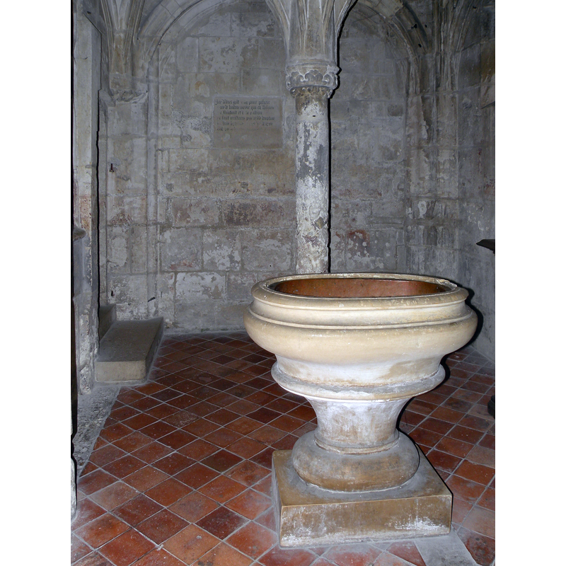 Source caption: "fonts baptismaux de l'Église Saint-Étienne de Beauvais" [cf. FontNotes]