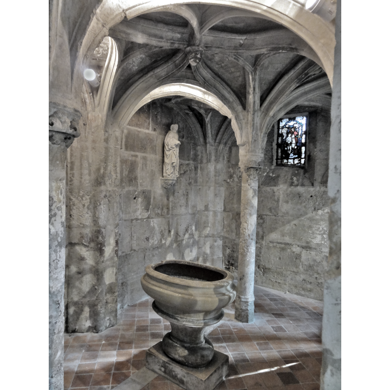 Source caption: "Ancienne chapelle du Saint-Sépulcre, aujourd'hui chapelle baptismale, devant la première chapelle du collatéral nord du chœur."