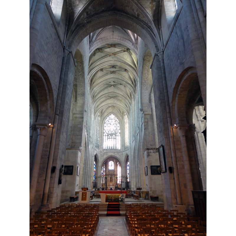 Source caption: "Beauvais (60), église Saint-Étienne, nef, vue vers l'est"