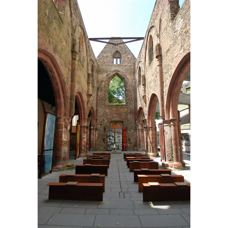 Source caption: "St. Christoph in Mainz, hergerichteter Gottesdienstraum, dauerhaft frei erreichbar" -- the ruins of St. Christoph, today a memorial to the victims of bombings of WWII