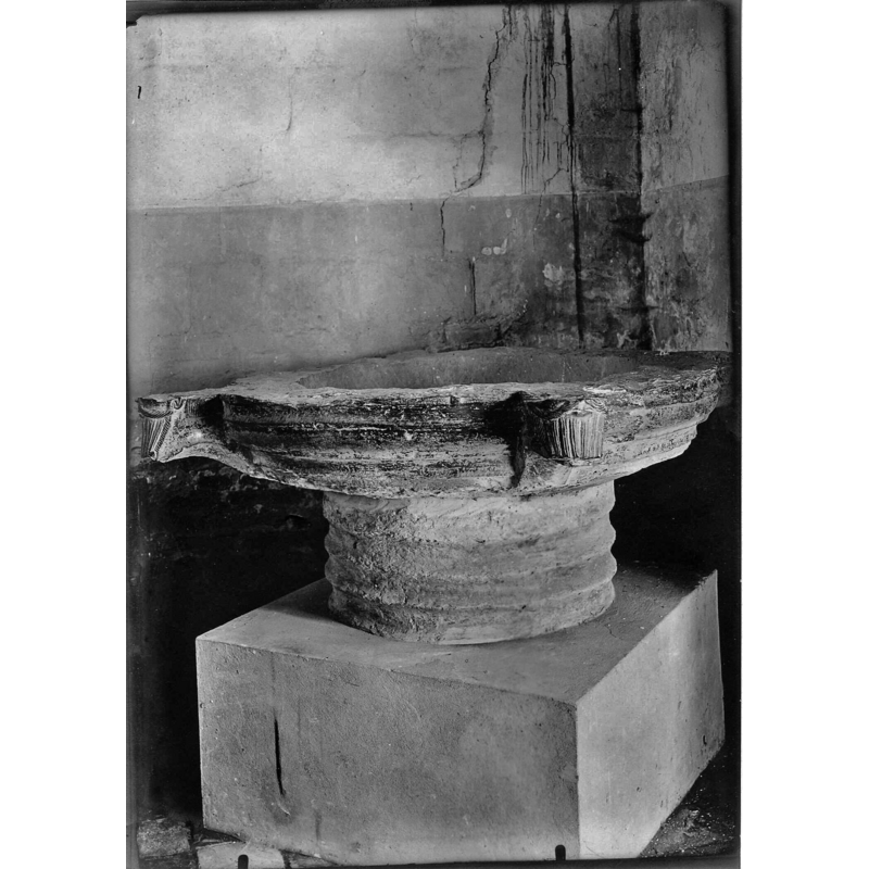 Source caption: "Chapelle Saint-Julien du Tréport : les fonts baptismaux14FI14/18, P ROS 14/18 Archives de la Somme"