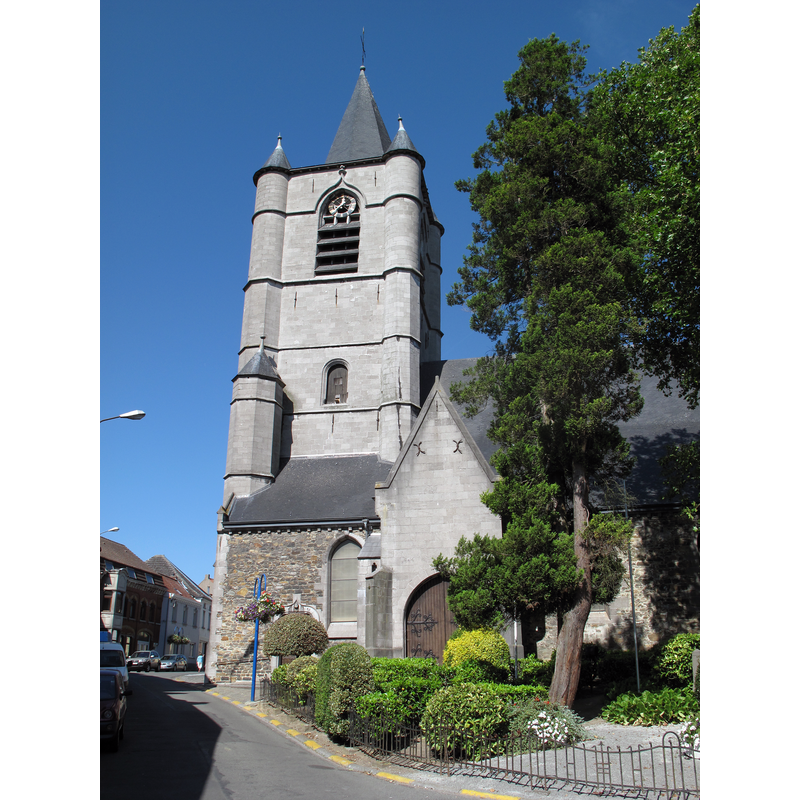 Source caption: "Tour de l'église Sainte Renelde, à Saintes"