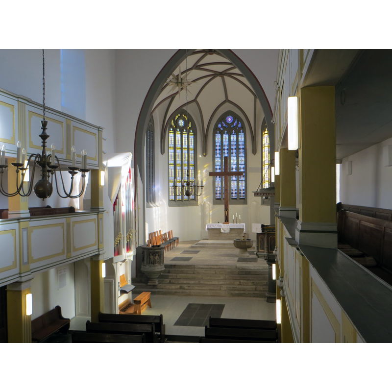 Source caption: "Stadtkirche Kahla, Blick zum Altarraum" -- showing the font in the chancel right [south] side