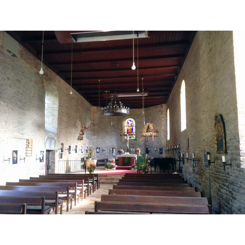 Source caption: " Ilsenburg, ev. Marienkirche, Inneres im Oktober 2019" -- showing in the [left] north corner of the chancel the font and the baptismal angel above