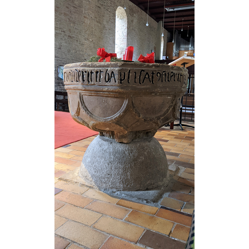 Source caption: "Taufstein in der Marienkirche in Ilsenburg, Sachsen-Anhalt -- „qui crediderit et baptisatus fuerit salv[us erit · anno domini 1551 · Th]eodericus Abbas“"