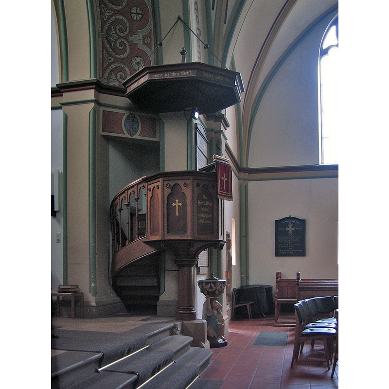 Source caption: "Spenge, Kreis Herford, Nordrhein-Westfalen." -- showing the baptismal font and cover dwarfed by the pulpit