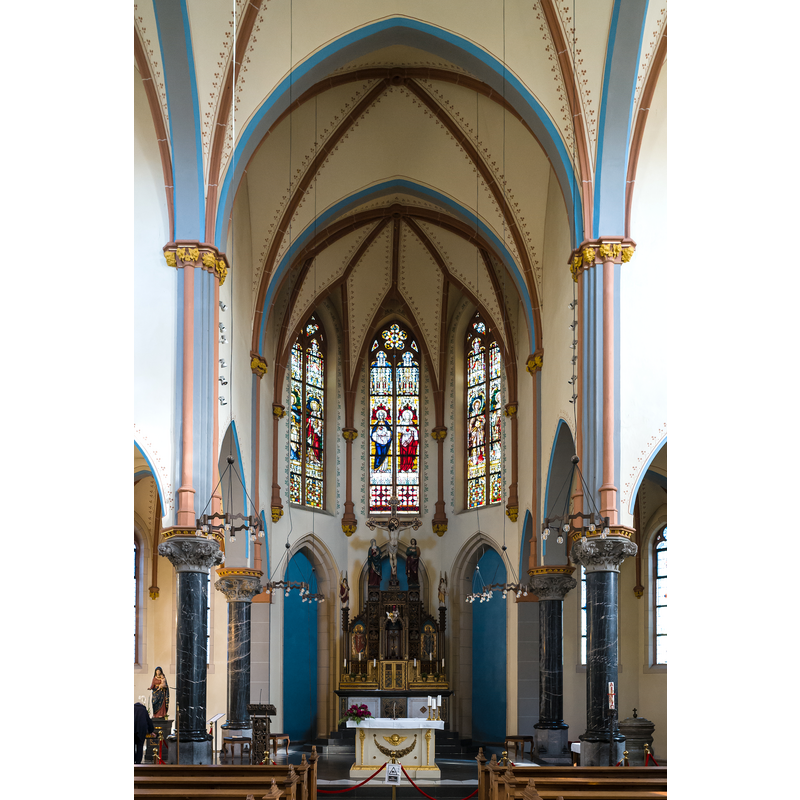 Source caption: "St. Martinus (Zons), Innenansicht" -- the modern font in use, located at the east end of the south aisle