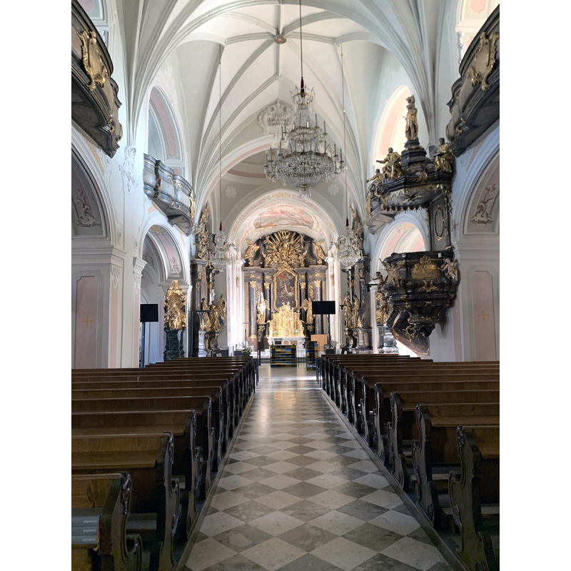 Source caption: "Blick durch das Langhaus"