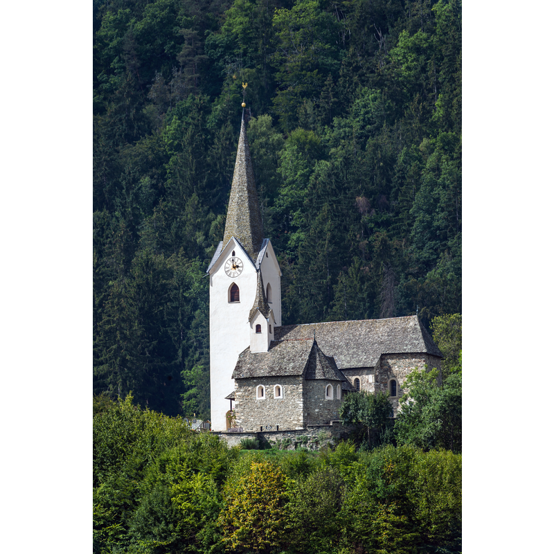 Source caption: "Pfarrkirche hll. Peter und Paul an der Pfalzstraße in Karnburg, Marktgemeinde Maria Saal, Bezirk Klagenfurt Land, Kärnten, Österreich, EU"