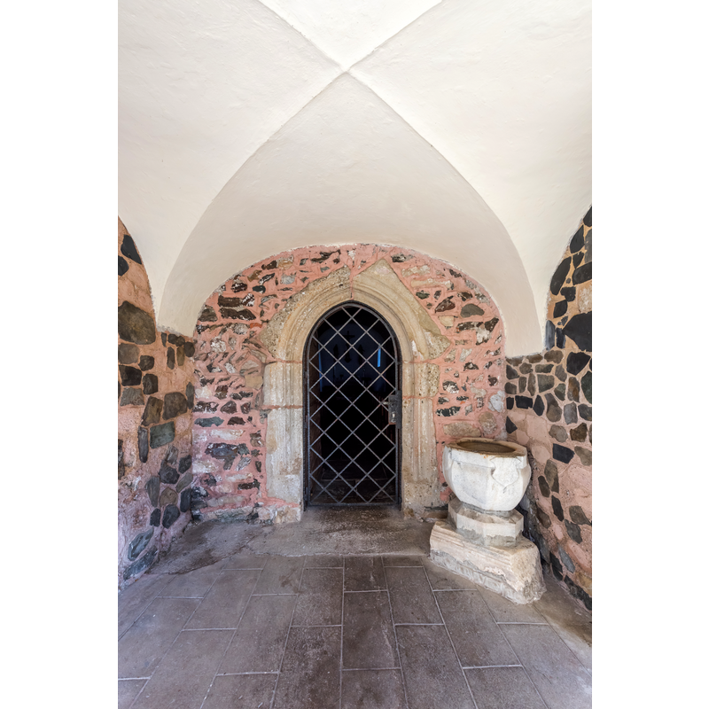 Source caption: "Portal und Weihwasserbecken in der Vorhalle der Pfarrkirche hll. Peter und Paul und Friedhof an der Pfalzstraße in Karnburg, Marktgemeinde Maria Saal, Bezirk Klagenfurt Land, Kärnten, Österreich, EU" [NB: the object is described as a "Weihwasserbecken", a holy-water stoup]